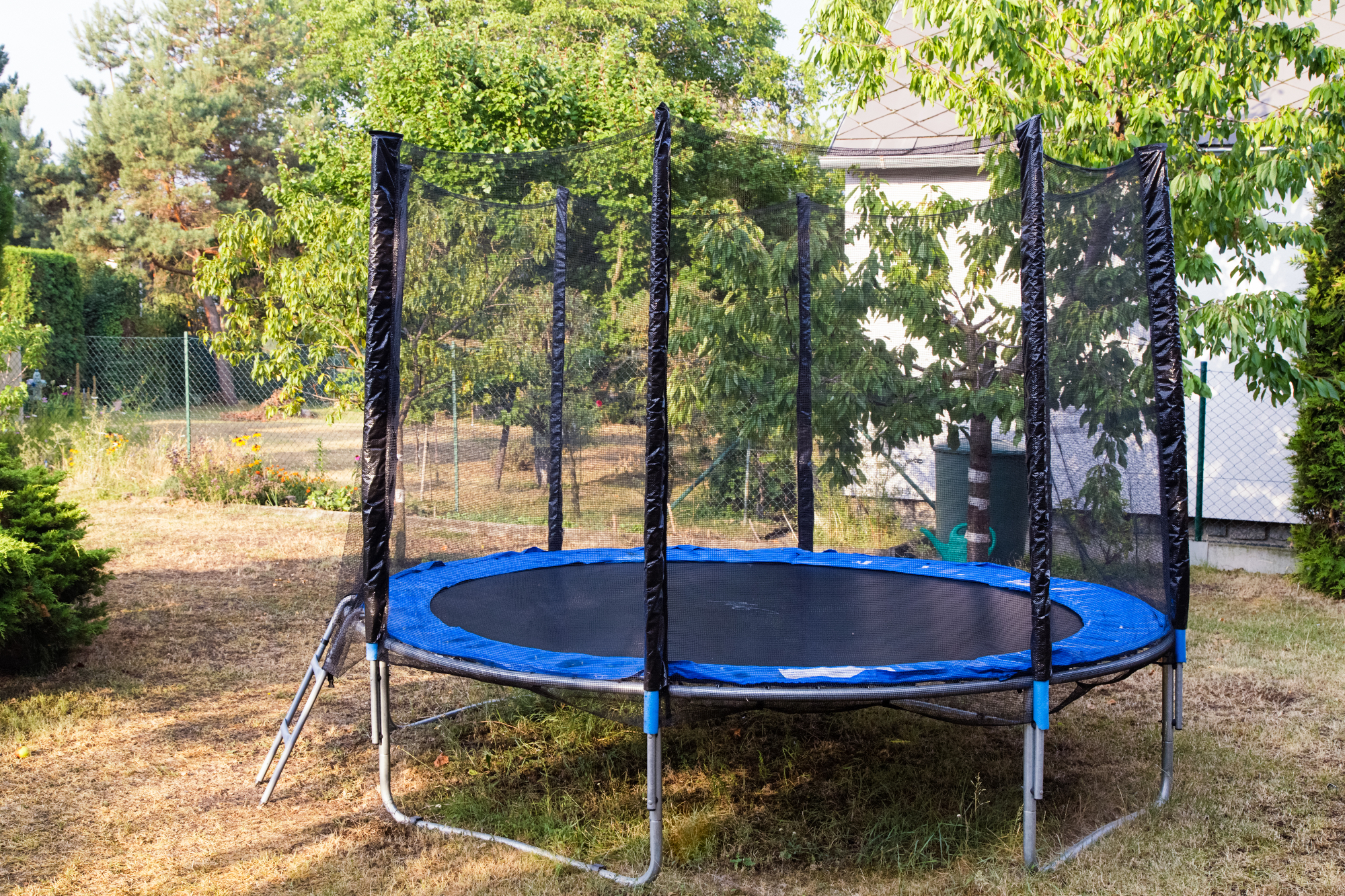 Toplo vreme in zabavni trampolini za otroke