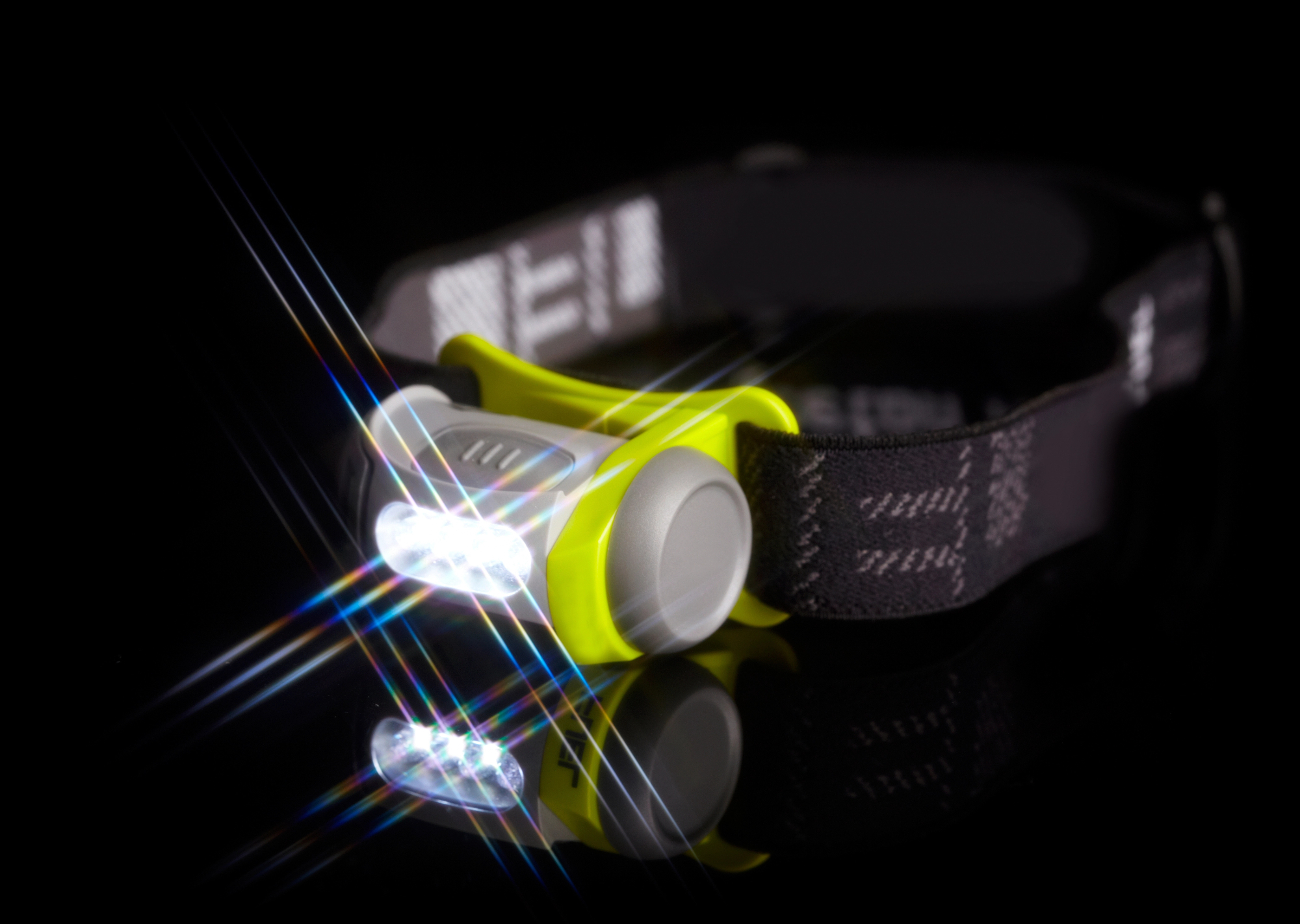 Naglavna svetilka in jutranji pohod v temi na goro